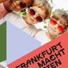 Drei Kinder stehen eng nebeneinander. Sie tragen bunte Sonnenbrillen und gucken in die Kamera. Schriftzug: Frankfurt macht Ferien