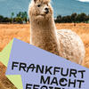 Ein flauschiges Lama steht in einem Feld, im Hintergund sind Bäume und grünbewachsene Berge. Schriftzug: Frankfurt macht Ferien